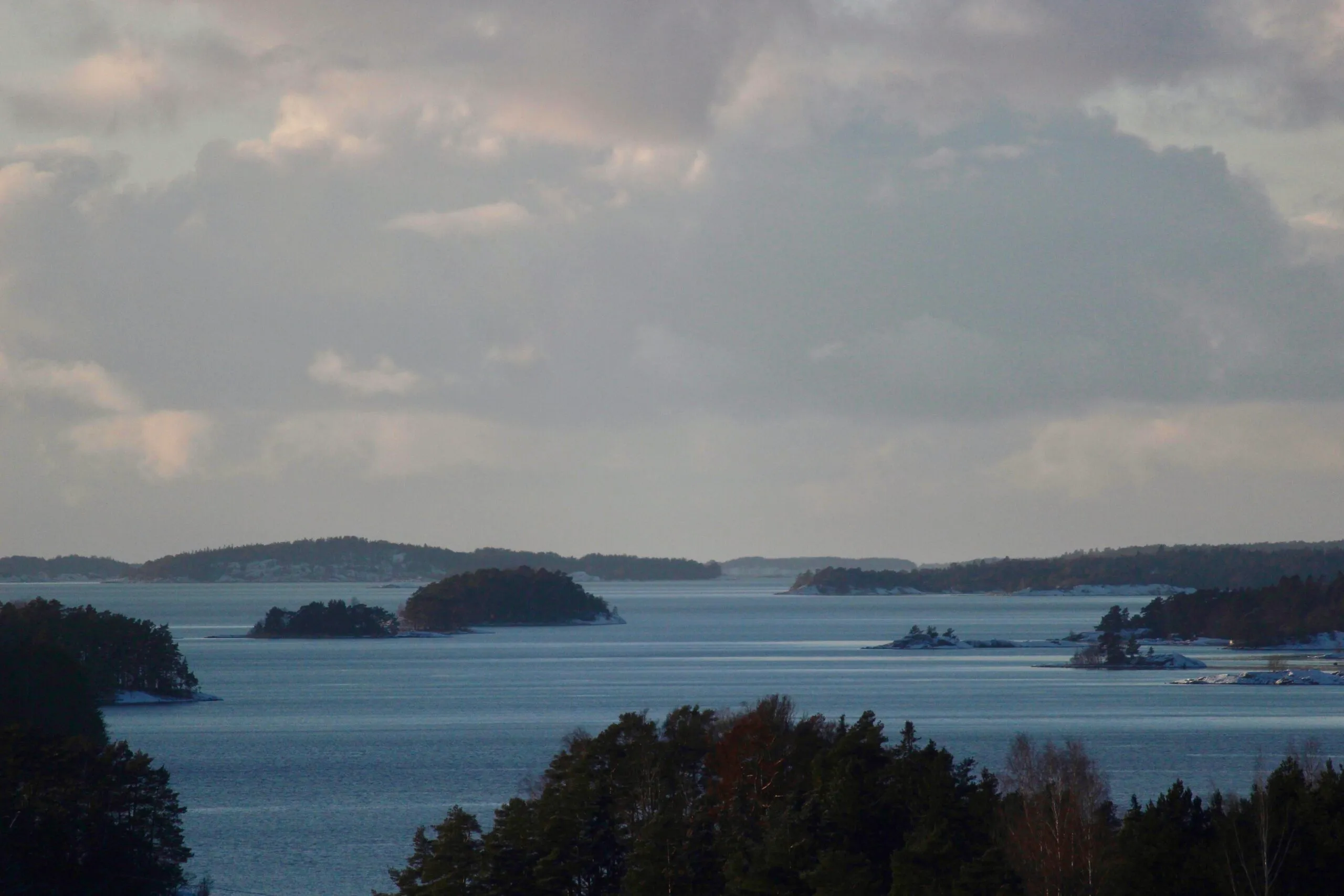 Fiskare som kastar från båten i skymningen i skärgården